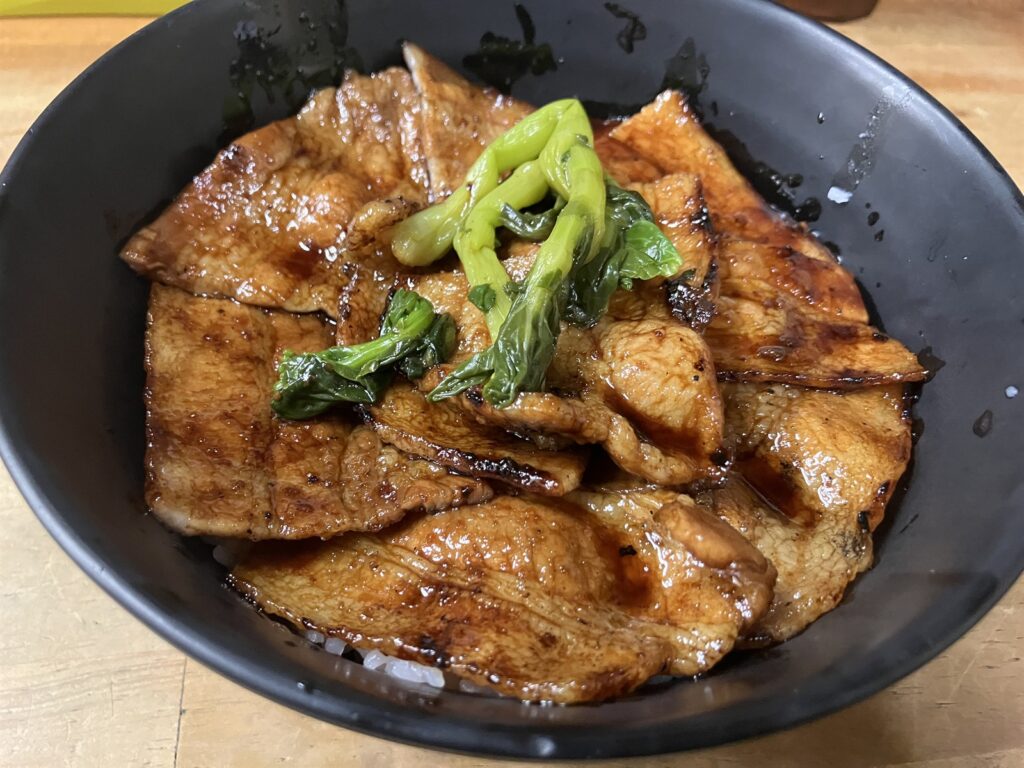 こんがりと焼き目がついた豚バラ肉