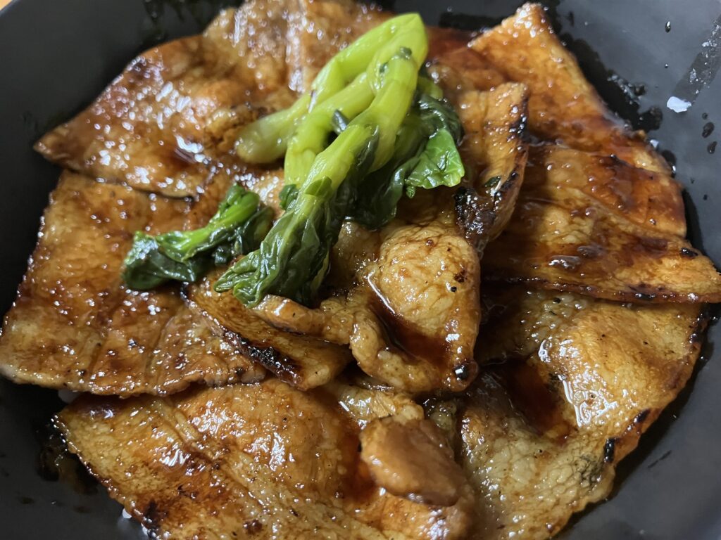 甘辛ダレが照りよく絡んだ豚バラ肉