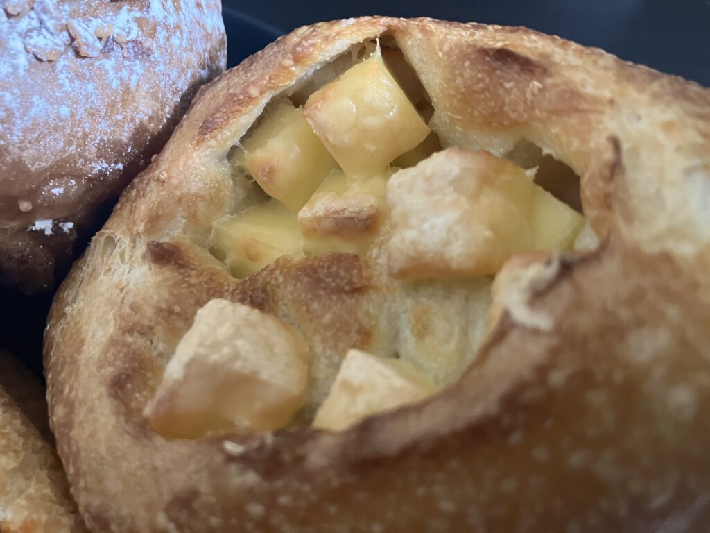 角切りチーズが入ったフランスパン