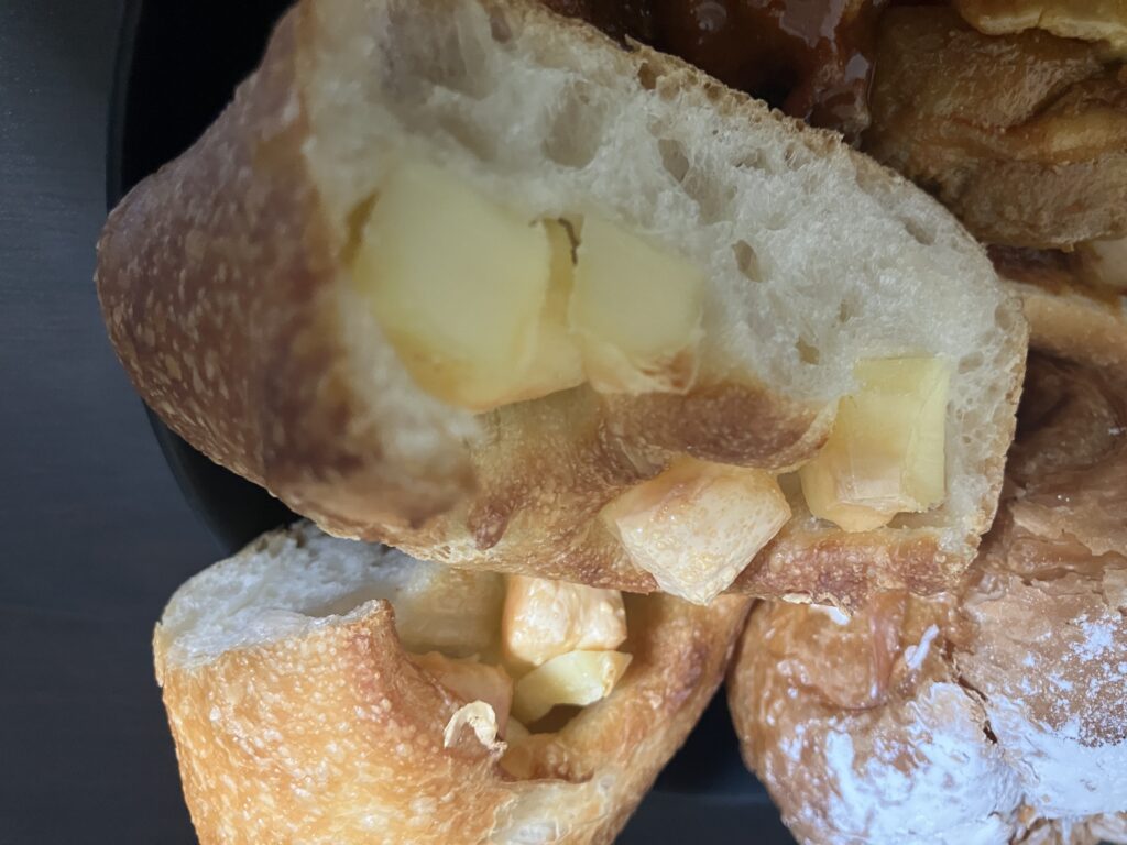 ゴロゴロチーズのフランスパンの断面