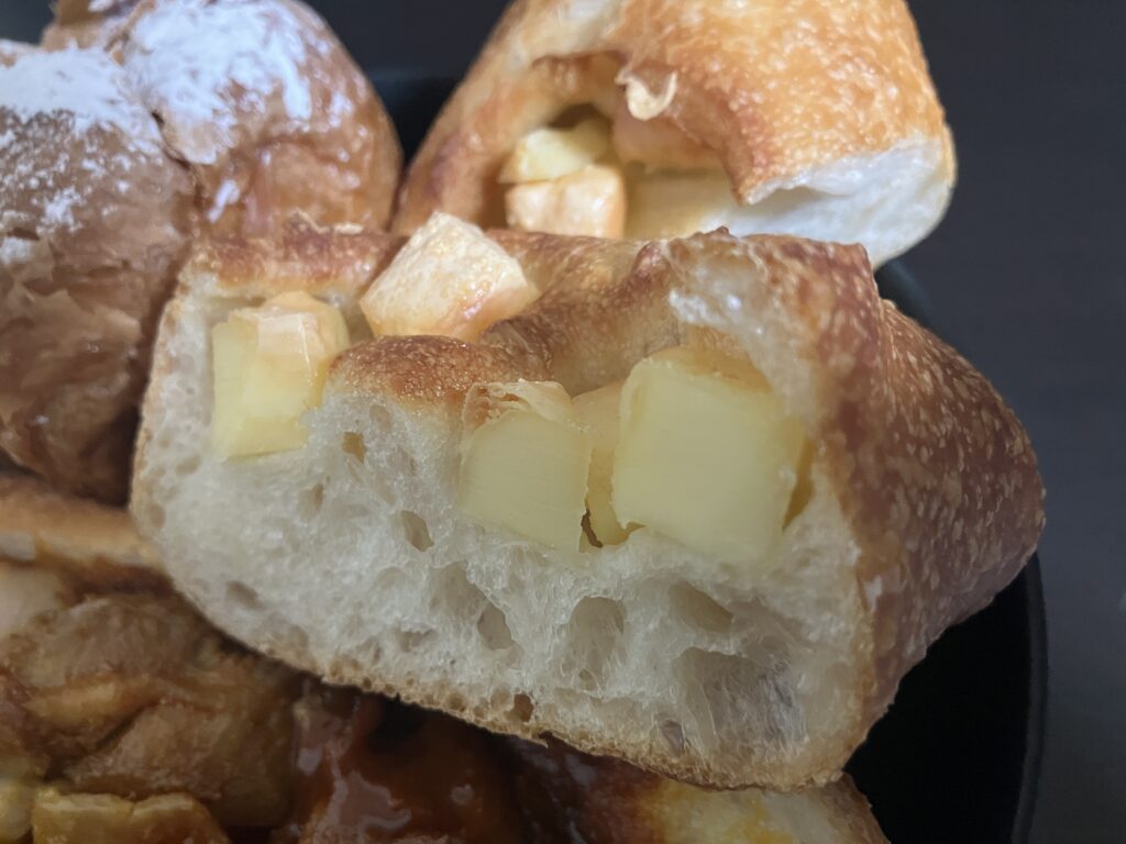 生地からのぞく角切りチーズ
