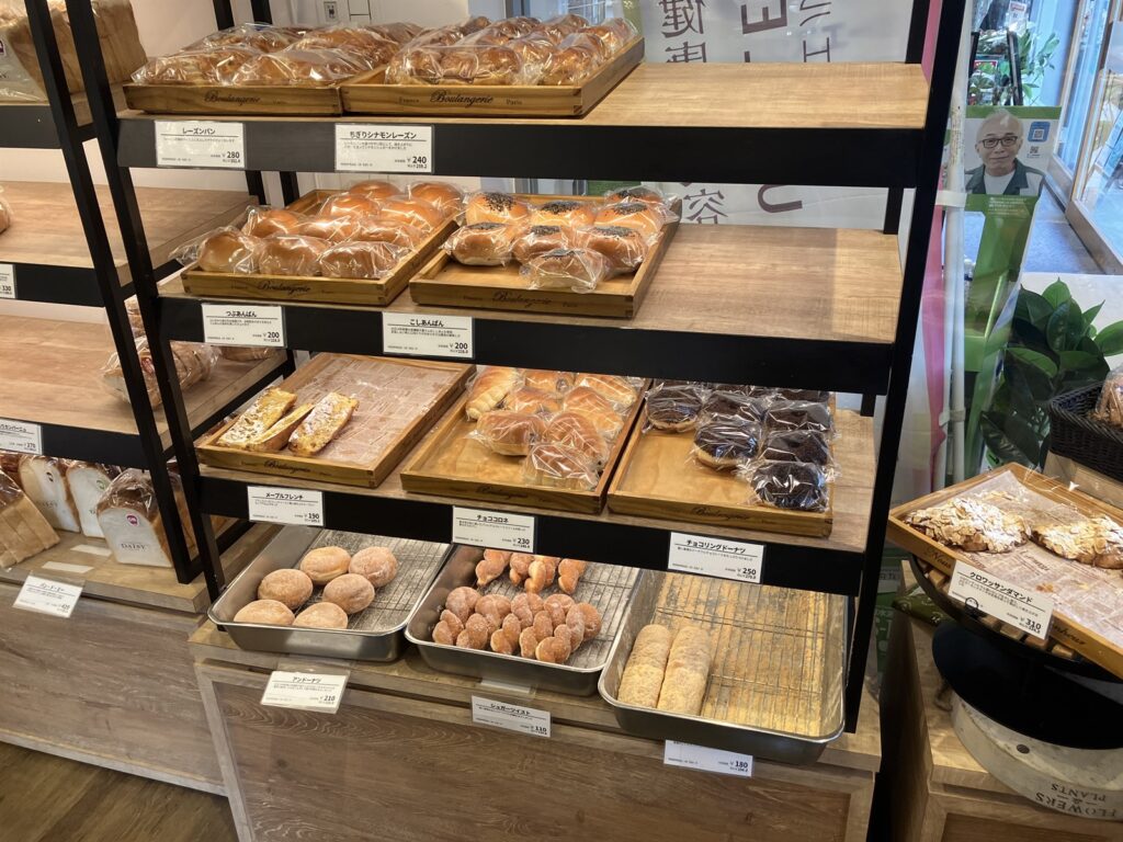 棚いっぱいに並んだ食事パンや菓子パン
