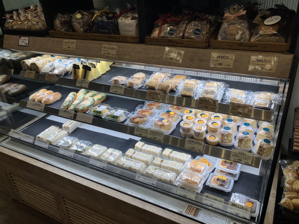 サンドイッチやスイーツが並ぶショーケース