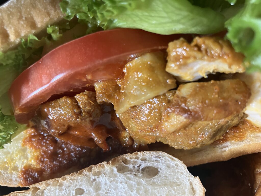 甘辛ソースのかかったタンドリーチキンとトマト