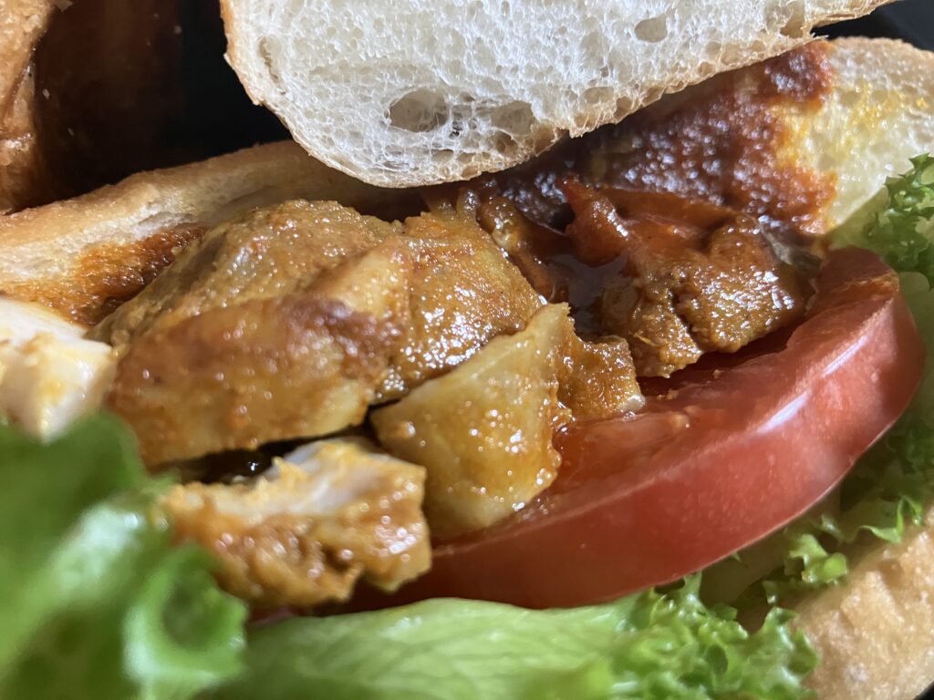 レタスとトマトが重なったタンドリーチキン