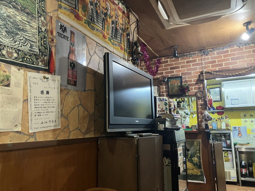 テレビや置物が置かれた店内の様子