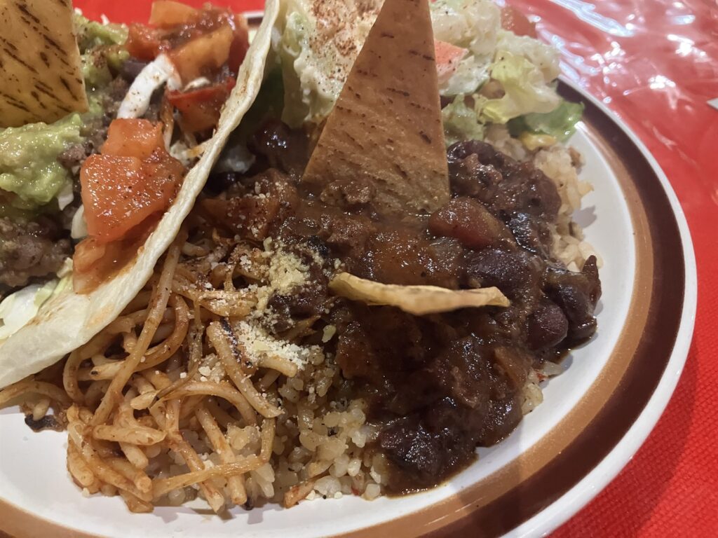 チリコンカルネがかかったご飯とパスタ
