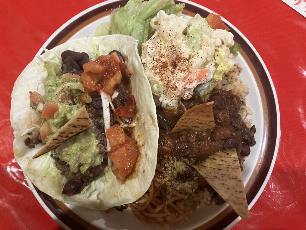 タコスやチリコンカルネなどが盛られたメキシカンランチ