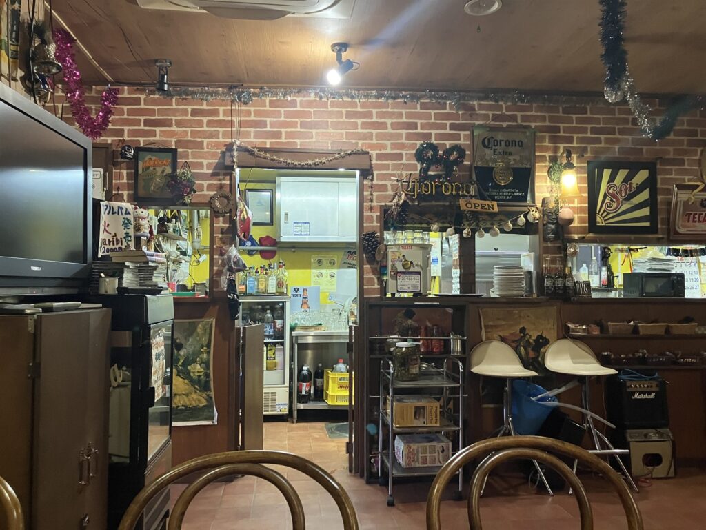 厨房側から見た店内