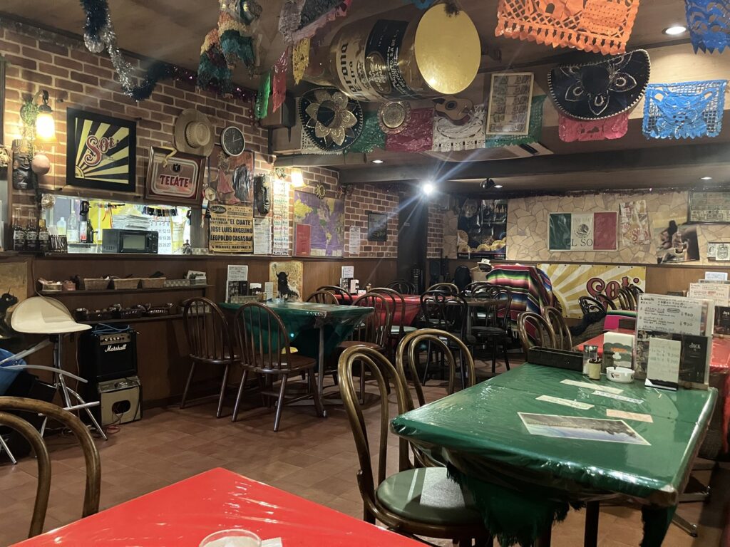 メキシカンな装飾が天井に並ぶ店内
