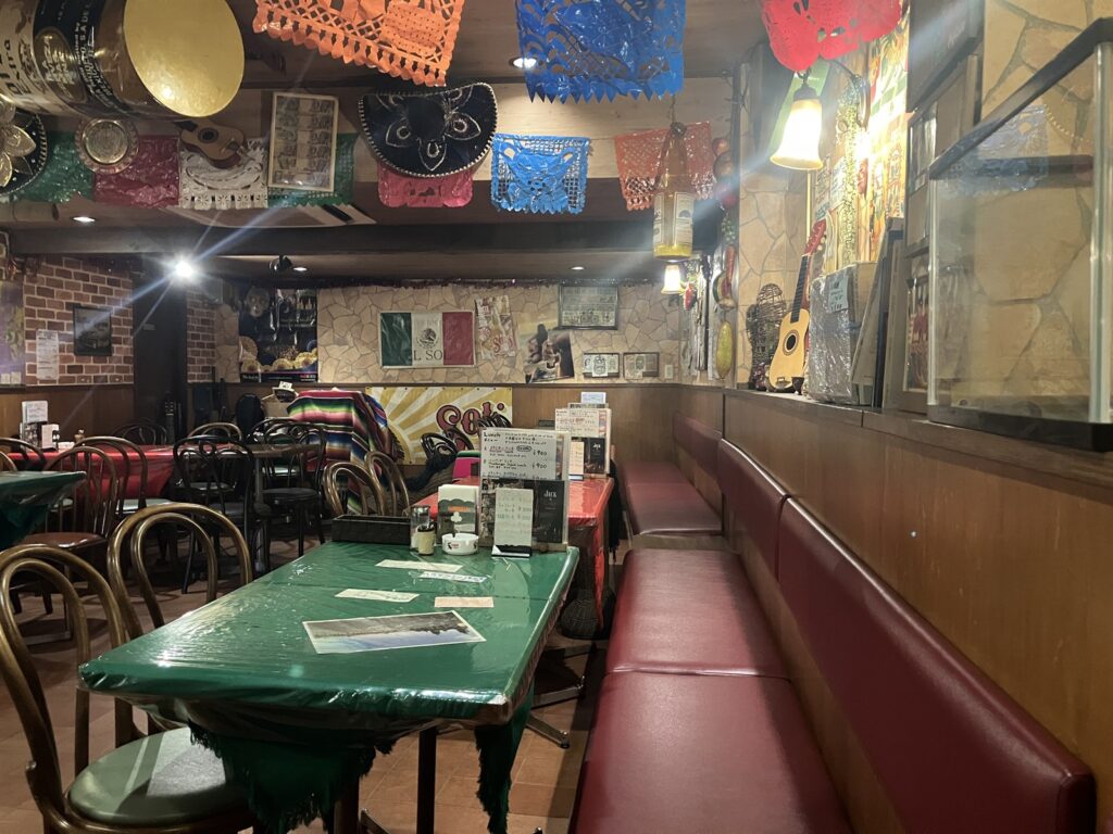 ソファ席とギターが飾られた店内