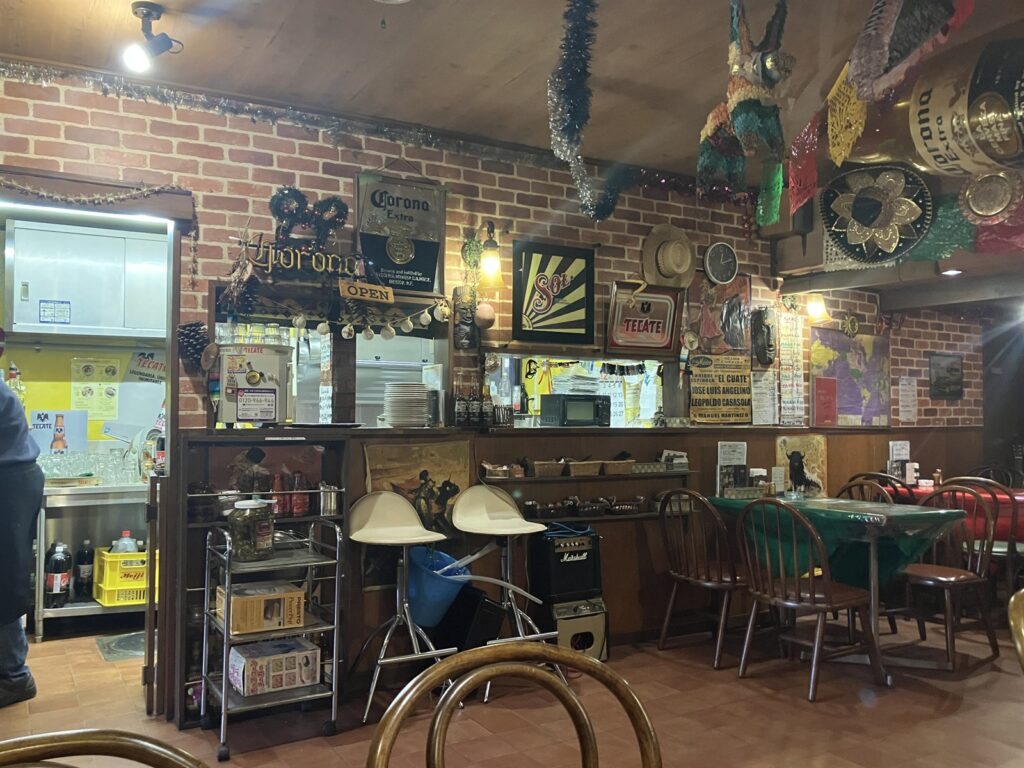 レンガ壁とカウンターが並ぶ店内