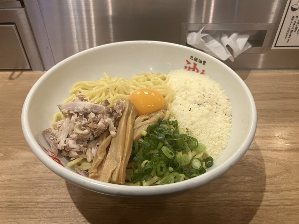 たっぷりのパルメザンチーズと卵黄がのった油そば