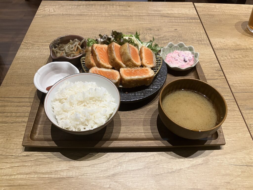 サーモンレアカツ定食