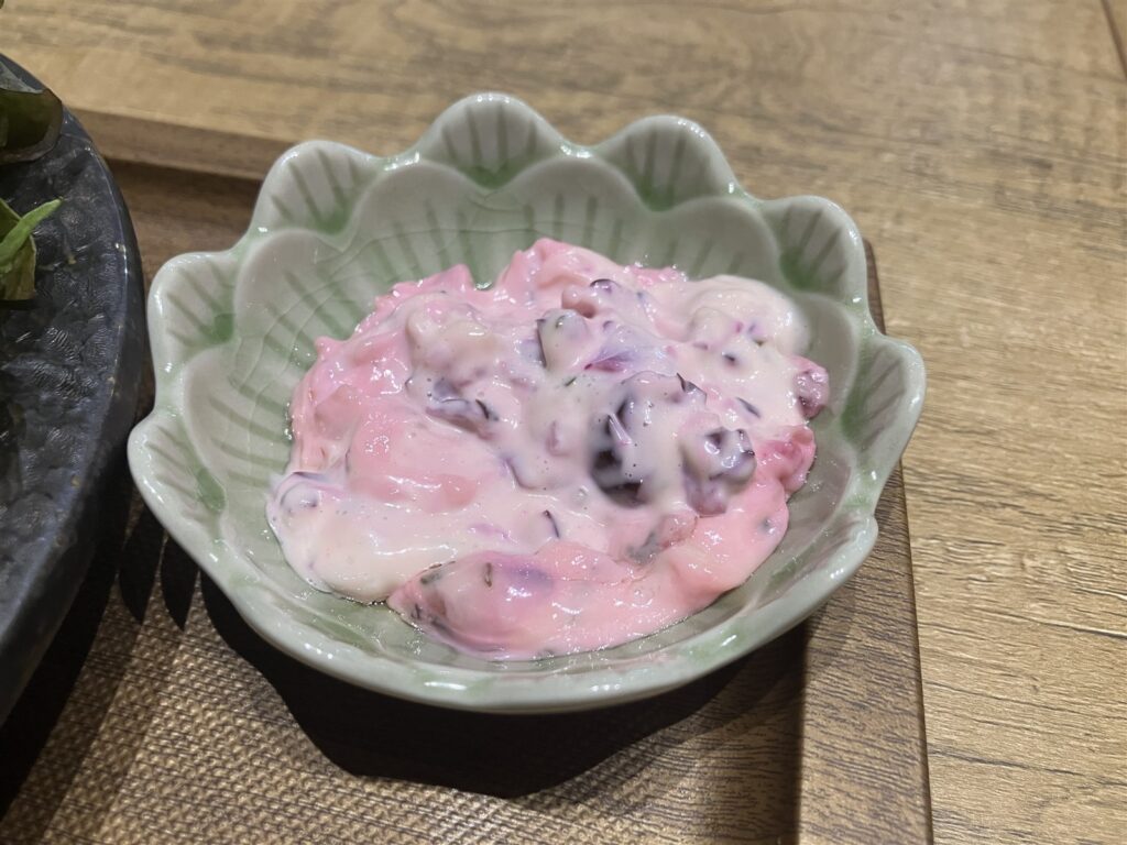 サーモンレアカツに添えられた薄紫色のタルタルソース