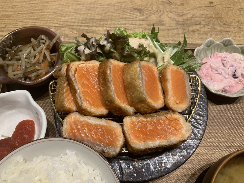 サーモンレアカツ定食の全体