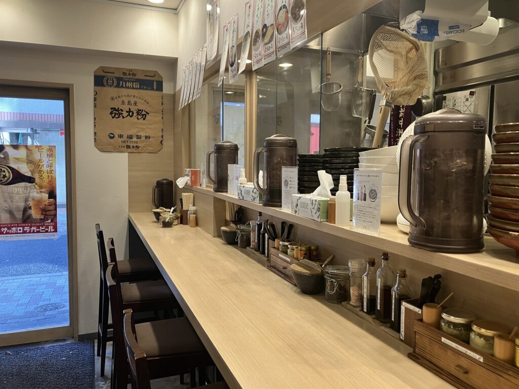 木を基調としたカウンター席
