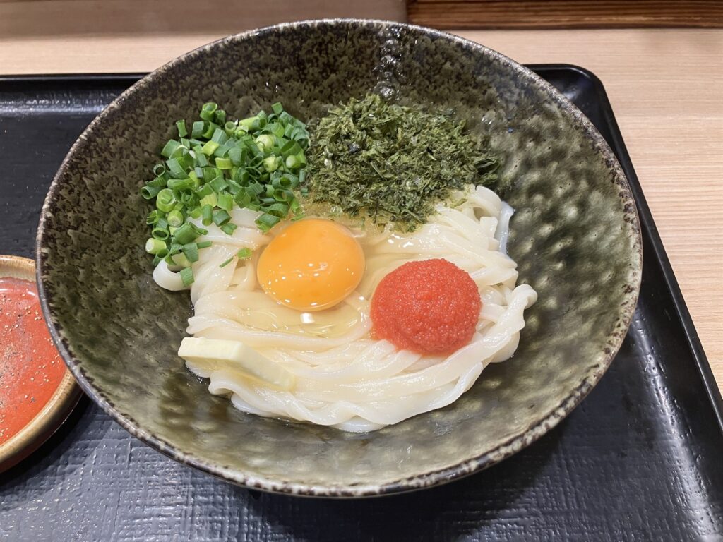 丁寧に盛りつけられた釜玉明太子バターうどん