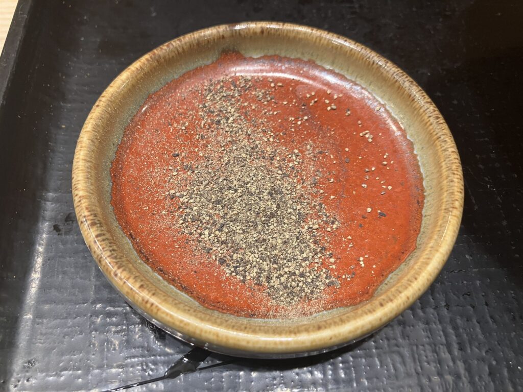 小皿に盛られた胡椒