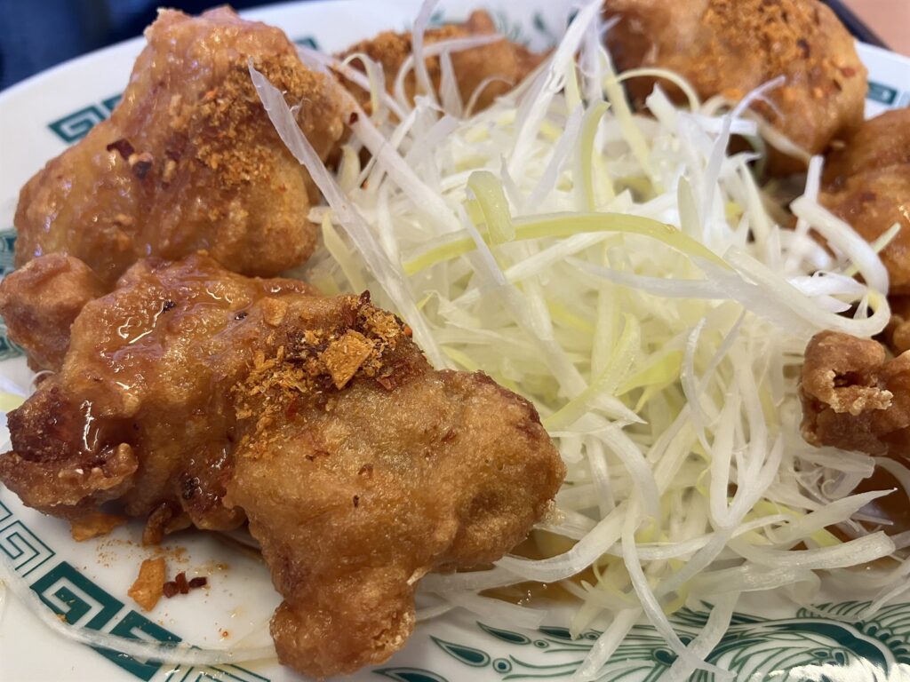 甘酢ダレと辛味スパイスが絡んだ唐揚げ
