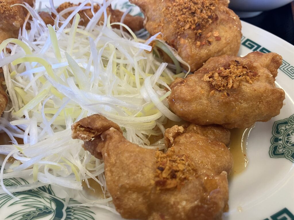 唐揚げに添えられた白髪ねぎ