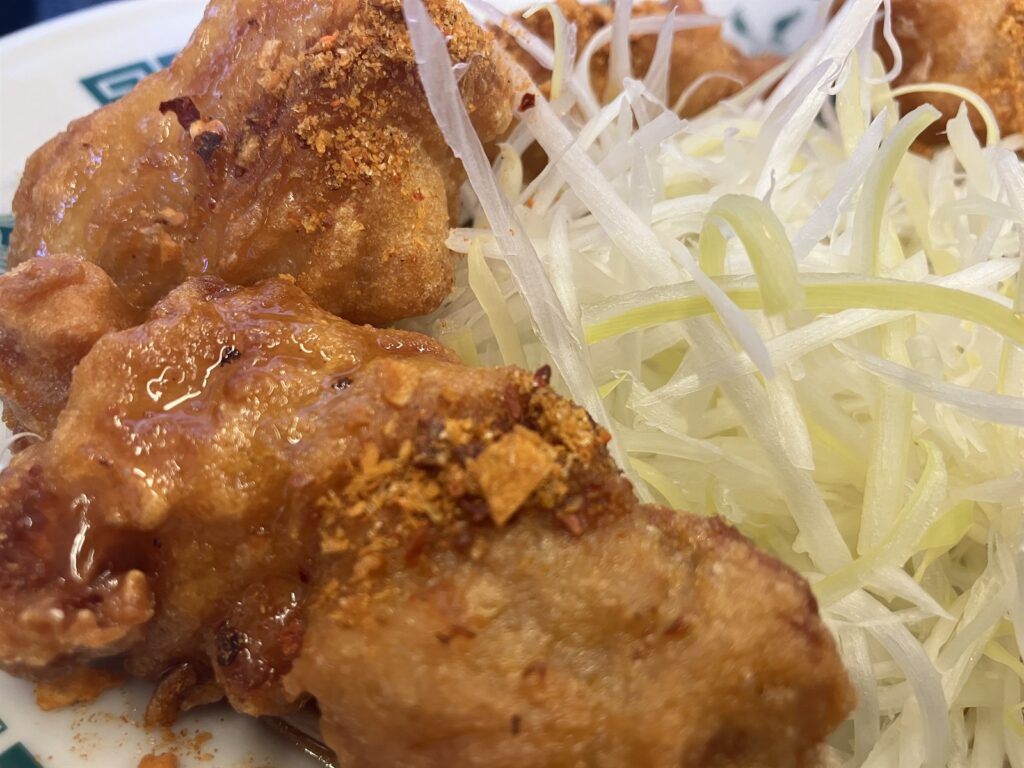 辛味スパイスがふりかけられた唐揚げ
