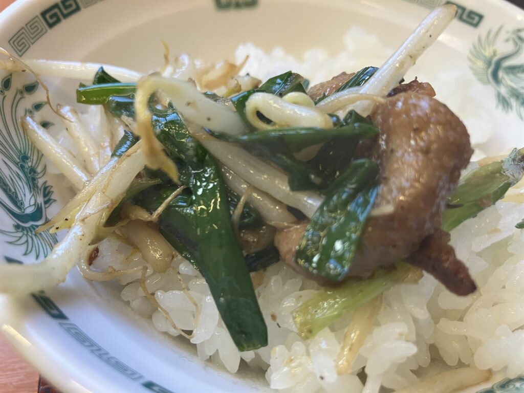 ご飯の上にのせたニラレバ炒め