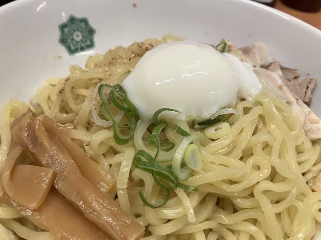 汁なしラーメンにのせた温泉卵
