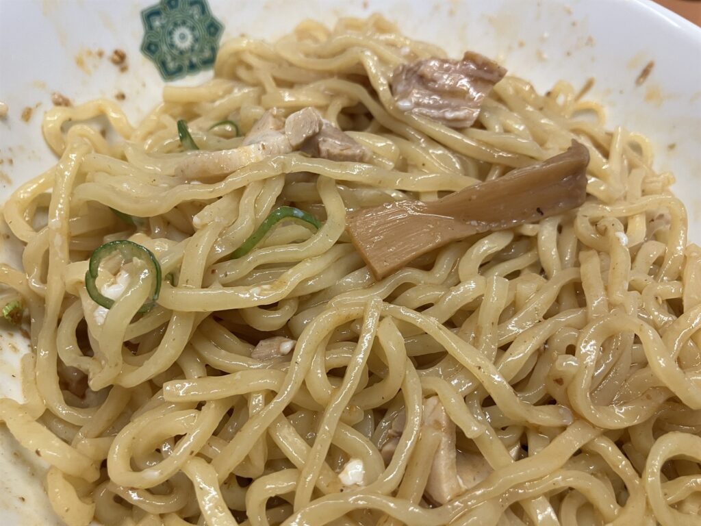 混ぜたあとのタレが絡んだ中太麺