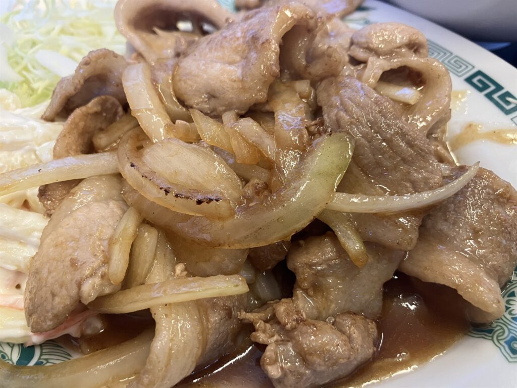 玉ねぎと一緒に炒められた生姜焼きの豚肉