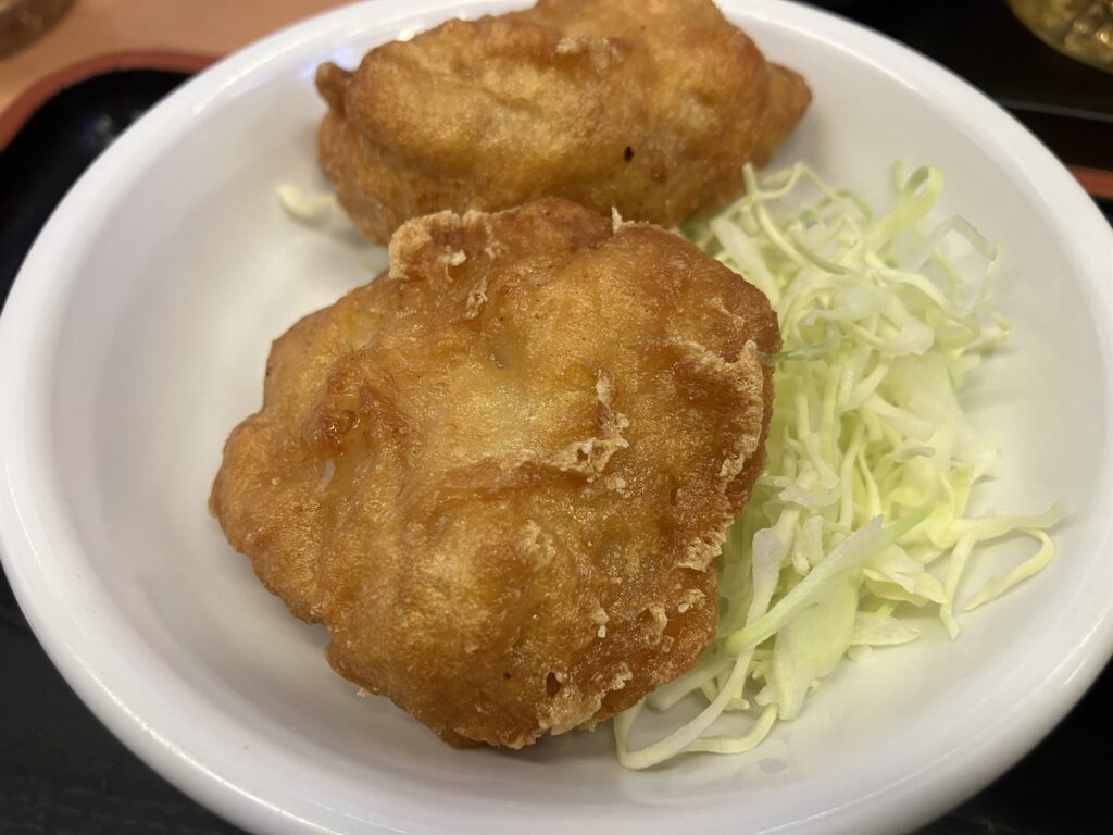 キャベツが添えられた唐揚げ2個