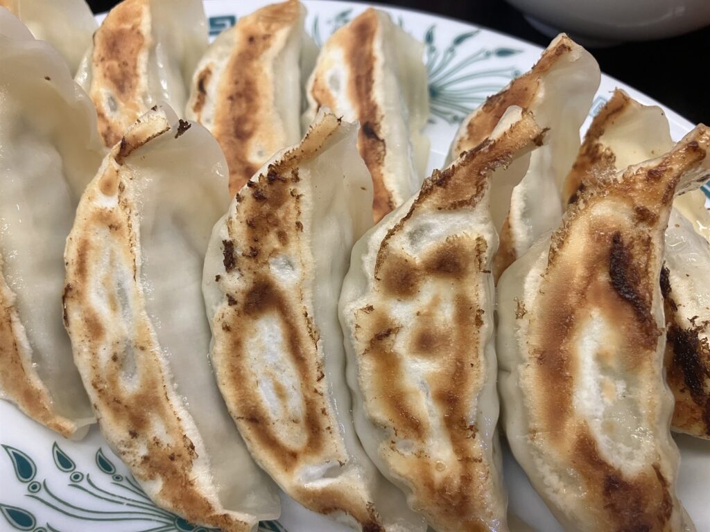皿に並んだ12個の餃子