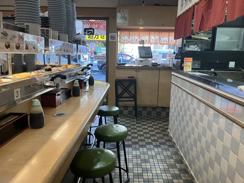カウンターと回転レーンが並ぶ店内