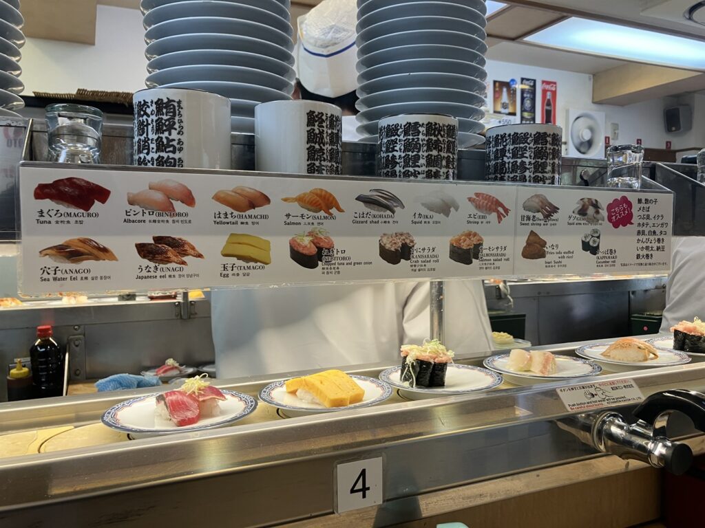 回転レーンの上に掲げられたネタの一覧