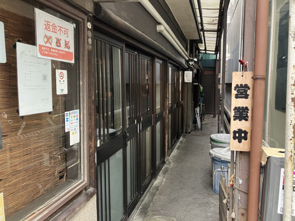 建物の奥へ続く通路に並ぶ横開きの扉
