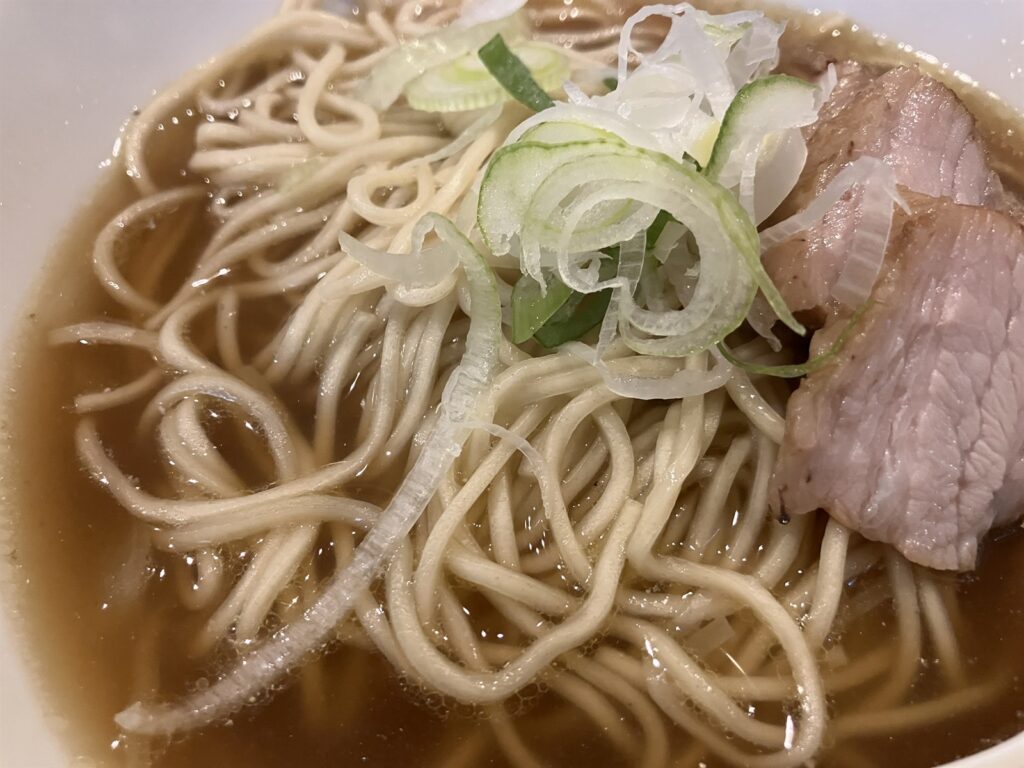 煮干しスープに絡む細麺