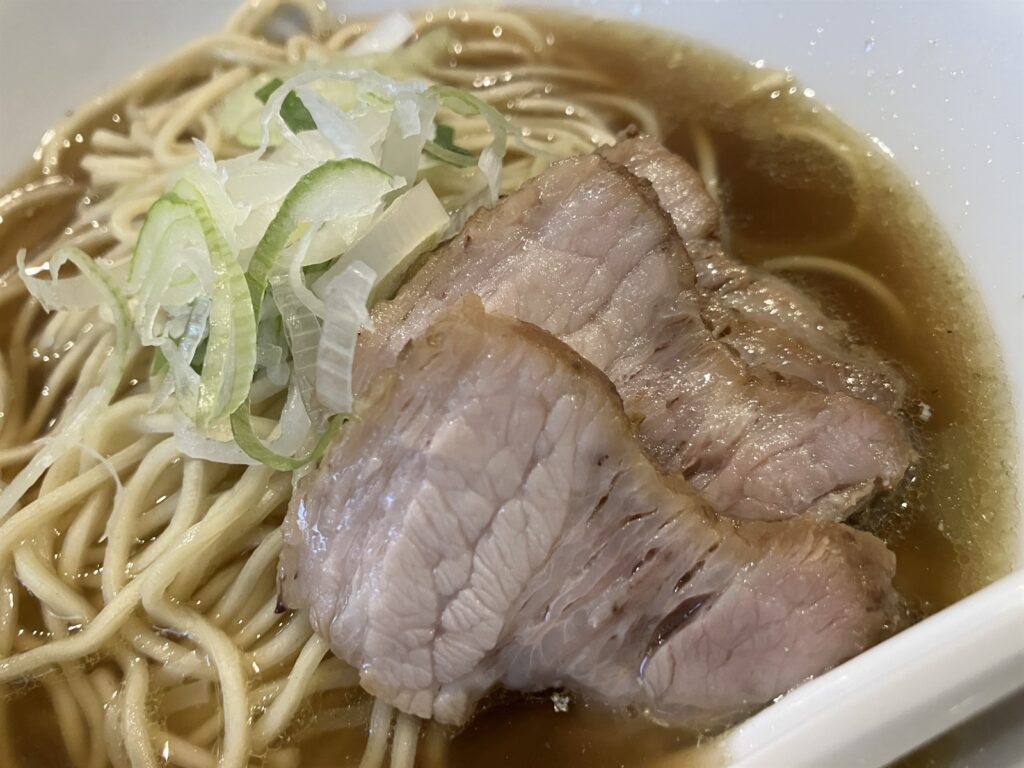 比内鶏肉そばにのった鶏肉