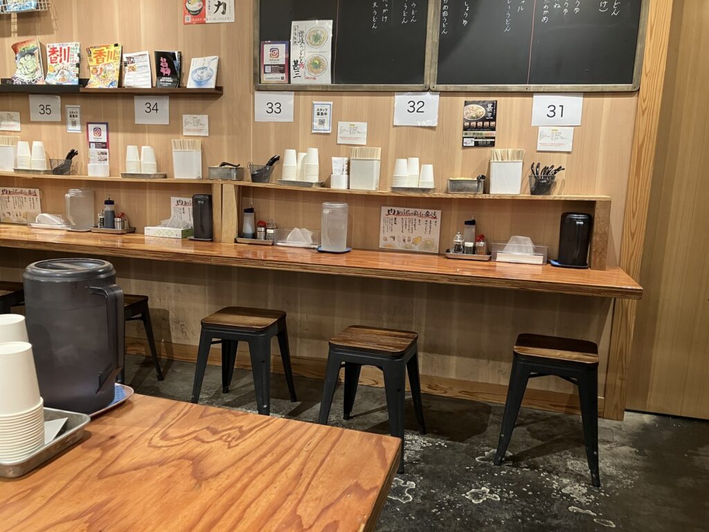 カウンター席が並ぶお店の内観