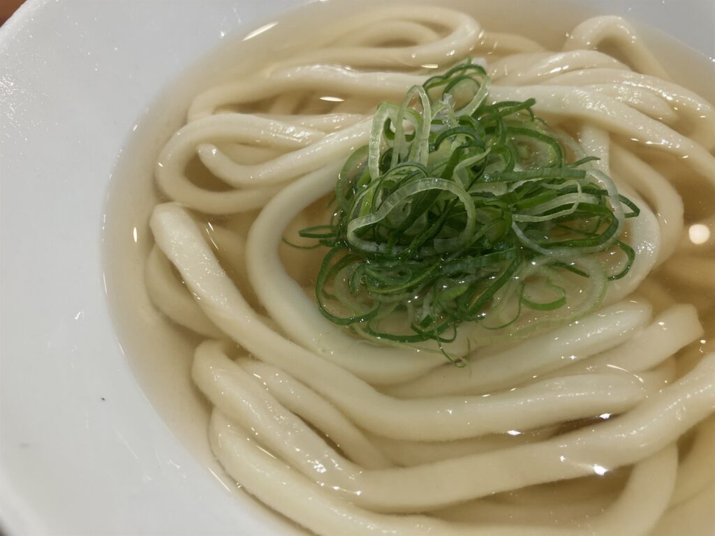 太くてコシのある温かけうどんの麺