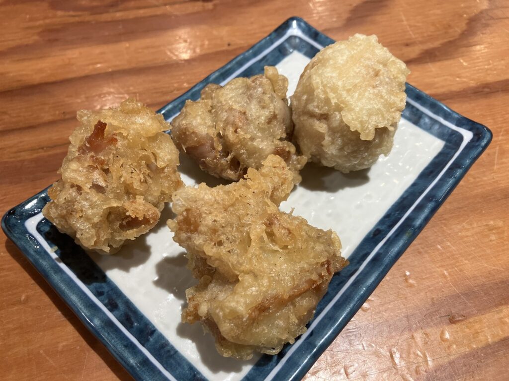 皿に盛られた3個入りの鶏天とたまご天