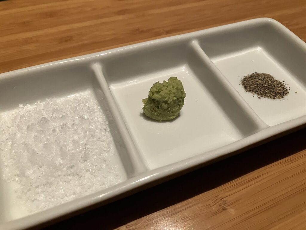 ステーキに添えられた塩・わさび・胡椒