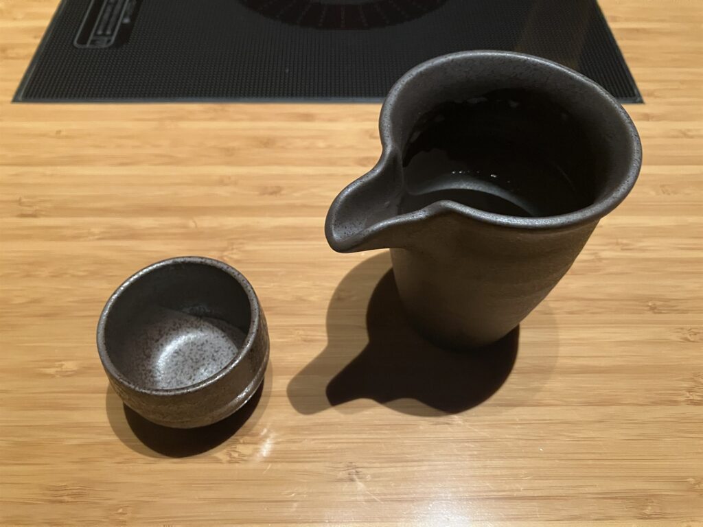 片口と杯で提供された日本酒