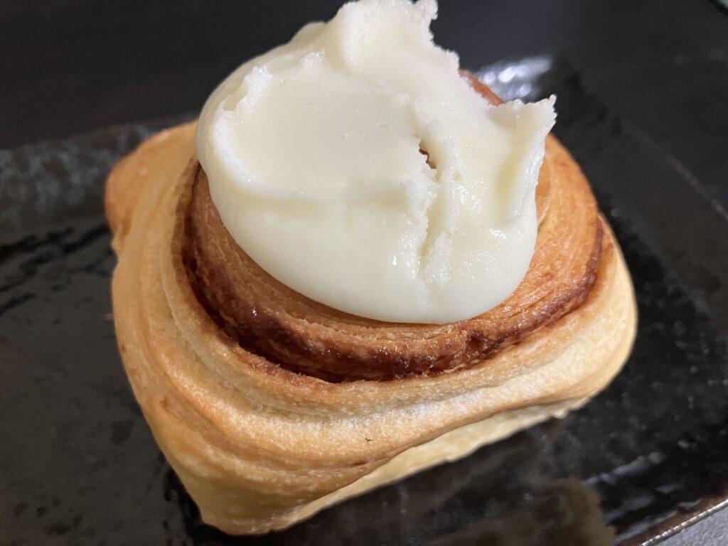チーズフロスティングがかかったシナモンロール