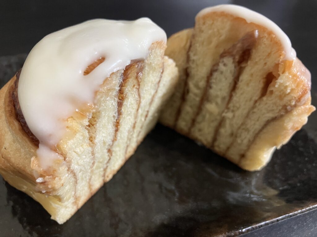半分に割ったシナモンロール