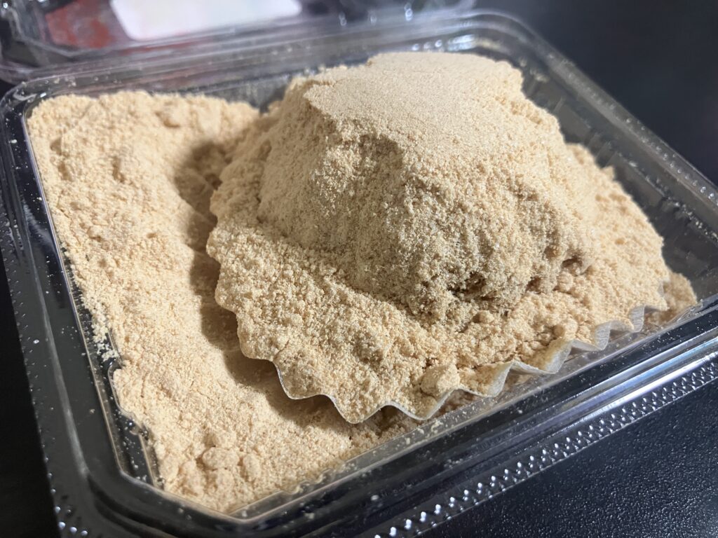 きなこがたっぷりかかったあん入りきなこおはぎ