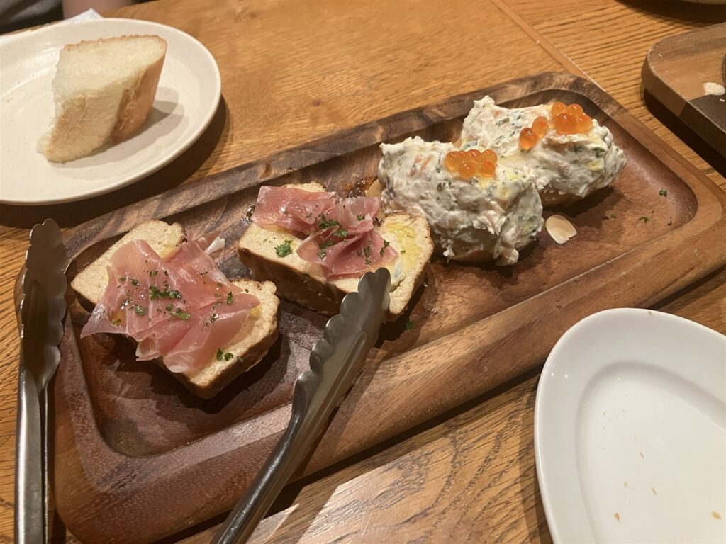 生ハムやサーモンタルタルなどのピンチョス