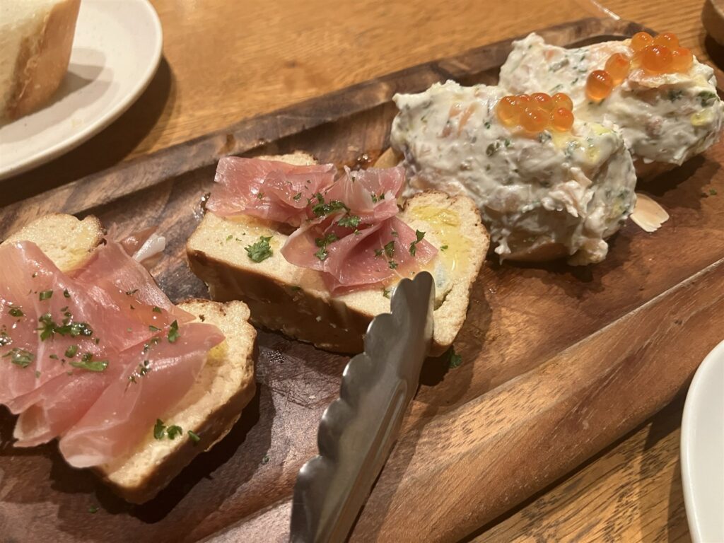 生ハムやサーモンタルタルなどのピンチョス