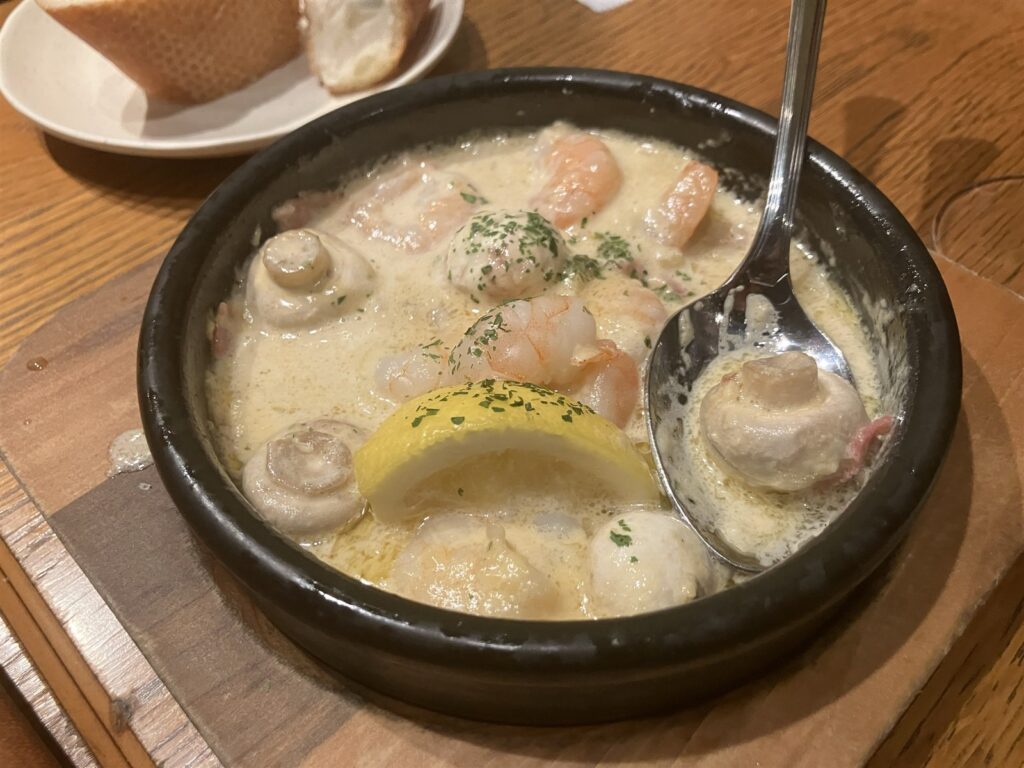 エビやマッシュルームなどが入ったピルピル