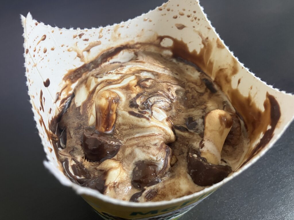 2種類のチョコソースが混ざった表面