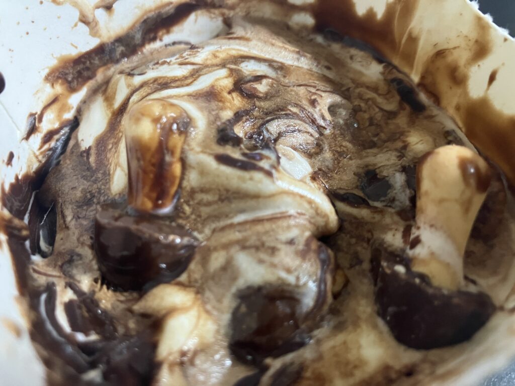 チョコソースに包まれたきのこの山
